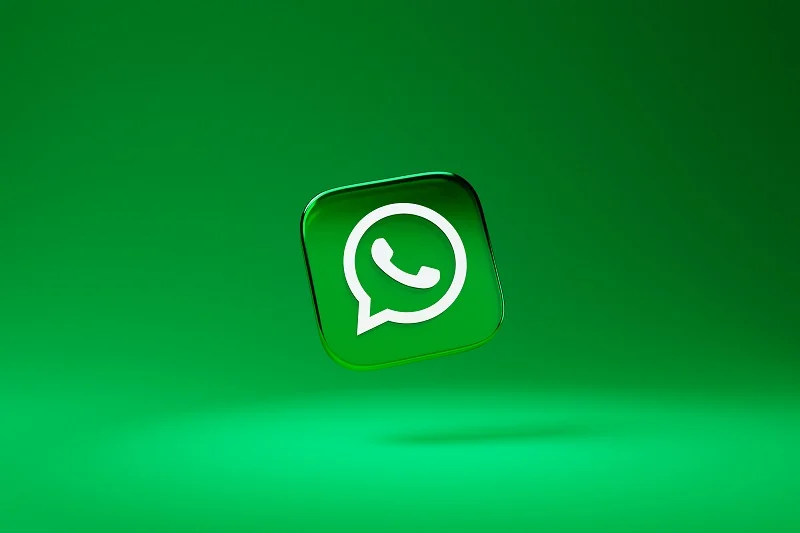 A imagem é um fundo liso totalmente verde com a logomarca do WhatsApp em 3D ao centro
