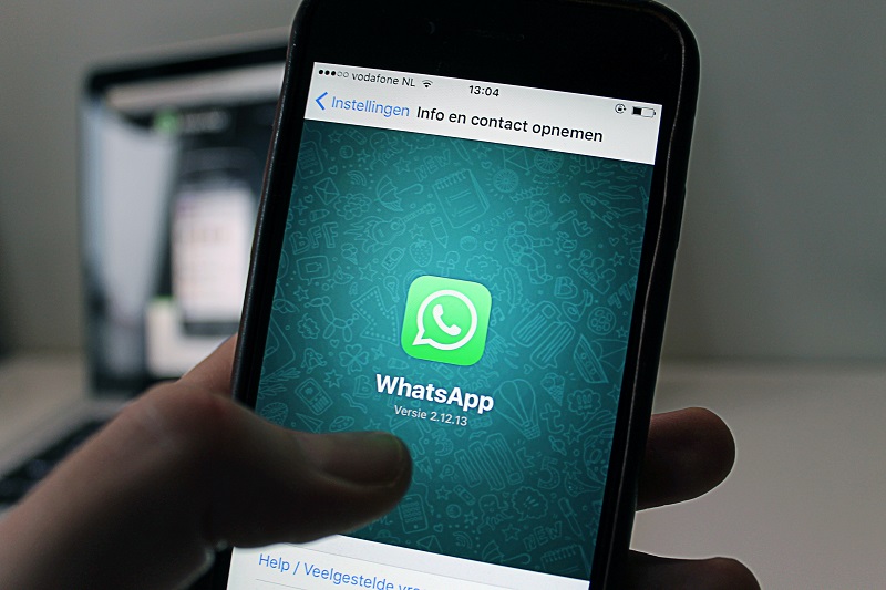 A imagem mostra uma tela de smartphone com o ícone e fundo do aplicativo WhatsApp