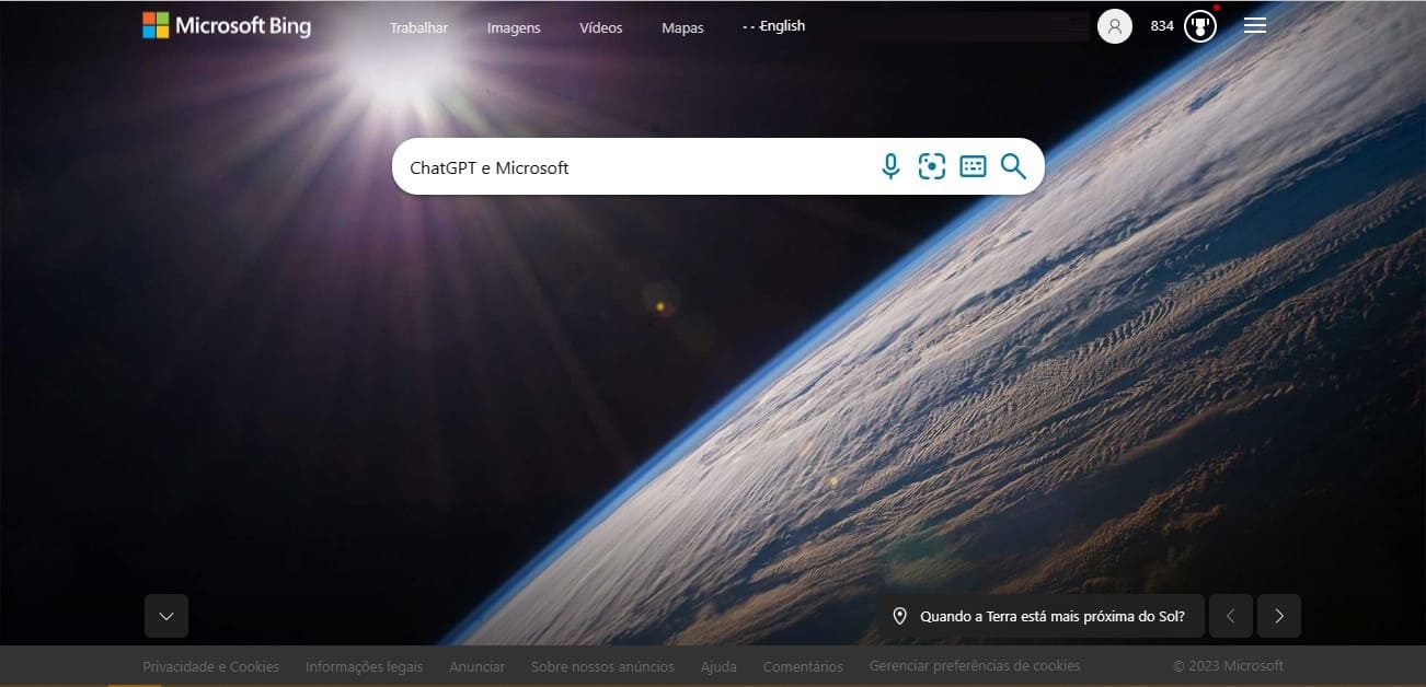 Página principal do buscador Bing mostrando os termos ChatGPT e Microsoft, ao fundo a imagem da terra e do sol