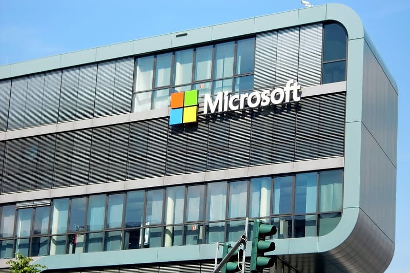 Prédio Microsoft com a fachada envidraçada e o logo da empresa fixado na fachada