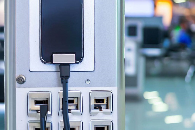 Imagem de um carregador publico de smartphones com fundo desfocado. A imagem foi gerada por IA no Bing Image Creator