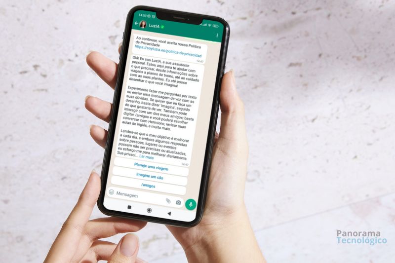 Duas mãos segurando um Smartphone com a tela do WhatsApp em uma nova conversa com a LuzIA, inteligência artificial.