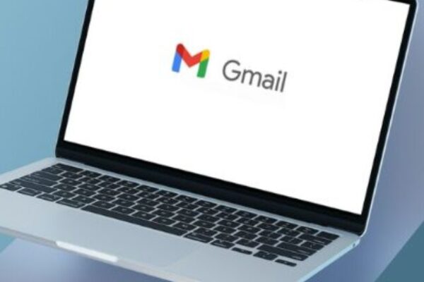 Notebook flutuando numa imagem vetorizada em tons cinzas e lilás