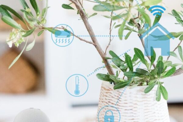 A imagem mostra um ambiente doméstico desfocado com ícones de casa, lâmpada, cadeado, termômetro e ar condicionado simbolizando casa inteligente controlada por Amazon Alexa