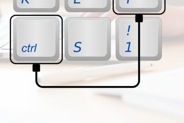 Imagem de fundo de um notebook sobre a mesa e uma pessoa usando. Na frente vetores das teclas K, E, Y, Ctrl, S e 1 de um teclado de computador na cor cinza claro