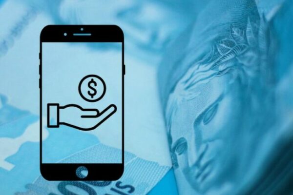 Imagem de notas de 100 reais como plano de fundo e um vetor de um smartphone mostrando um desenho de uma mão segurando um símbolo de cifrão