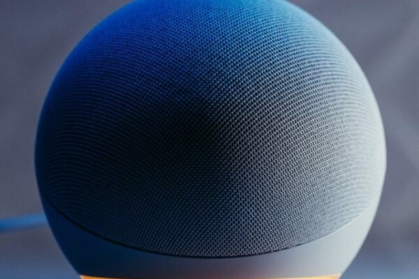 Echo Dot 5ª geração com Relógio Smart speaker com Alexa Display de LED ainda melhor Cor Azul, imagem Jonathan Borba - Pexels