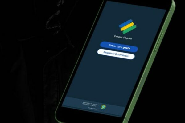 Fundo escuro com uma pessoa vestida com uma jaqueta preta, capuz preto e máscara preta encenando um delinquente. A frente, um smartphone mostrando a tela do aplicativo celular seguro do Governo Federal.