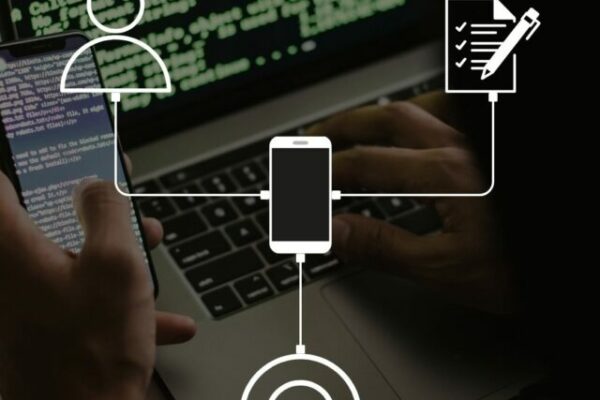 Imagem ilustração proteção de dados com foto de um notebook e ícones de dados e cadeado flutuando. Imagem ilustração: Panorama Tecnológico