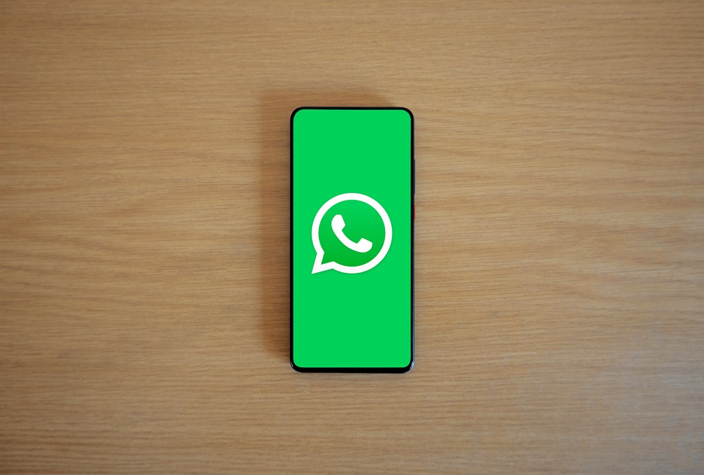 Smartphone em cima da mesa com logotipo do WhatsApp. Imagem: BM Amaro - Pexels.