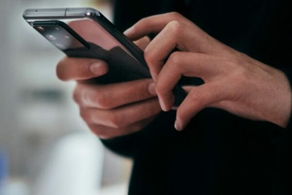 Utilizando smartphone. Imagem: Jonas Leupe - Unsplash