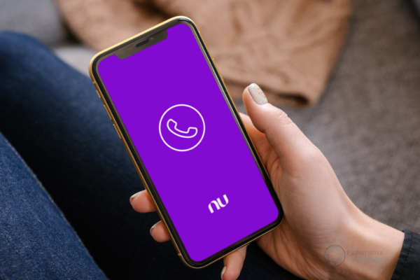 Nubank lançará uma operadora de telefonia celular Celular mostrando logotipo Nubank e ícone de telefone. Ilustração Panorama Tecnológico.