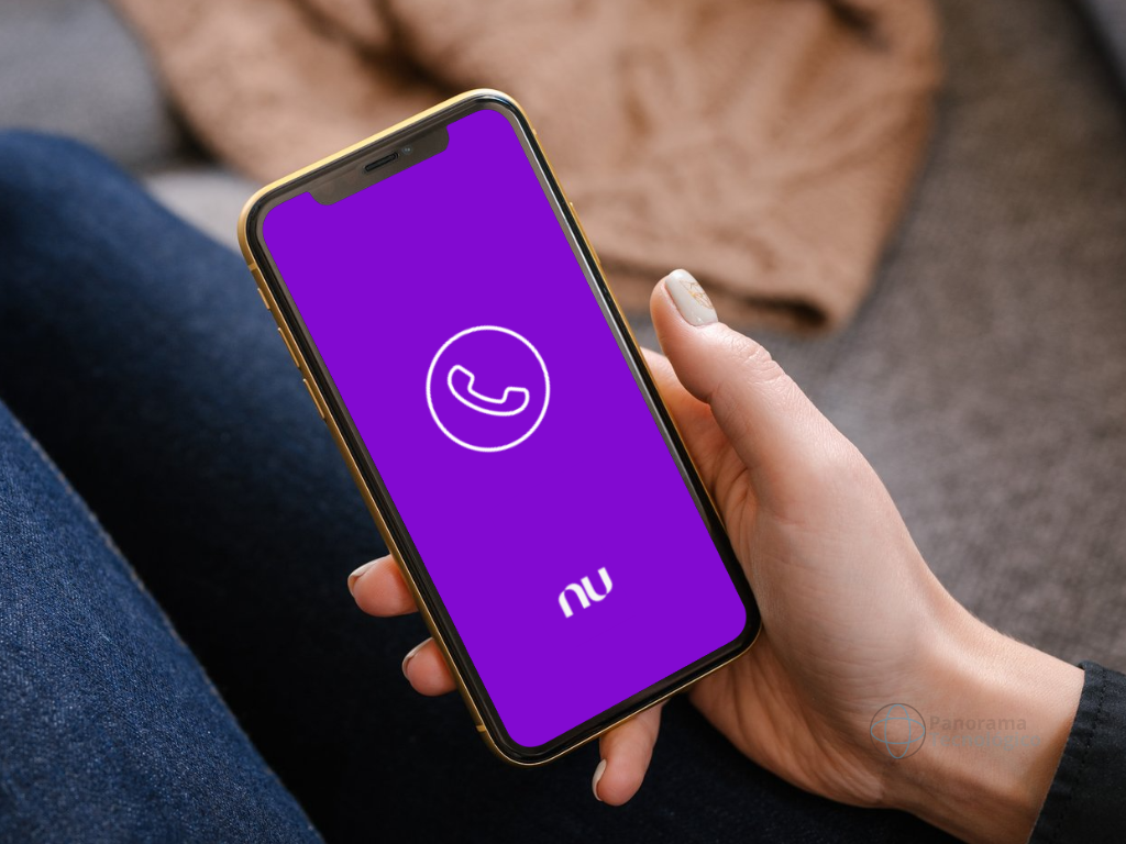 Celular mostrando logotipo Nubank e ícone de telefone. Ilustração Panorama Tecnológico.