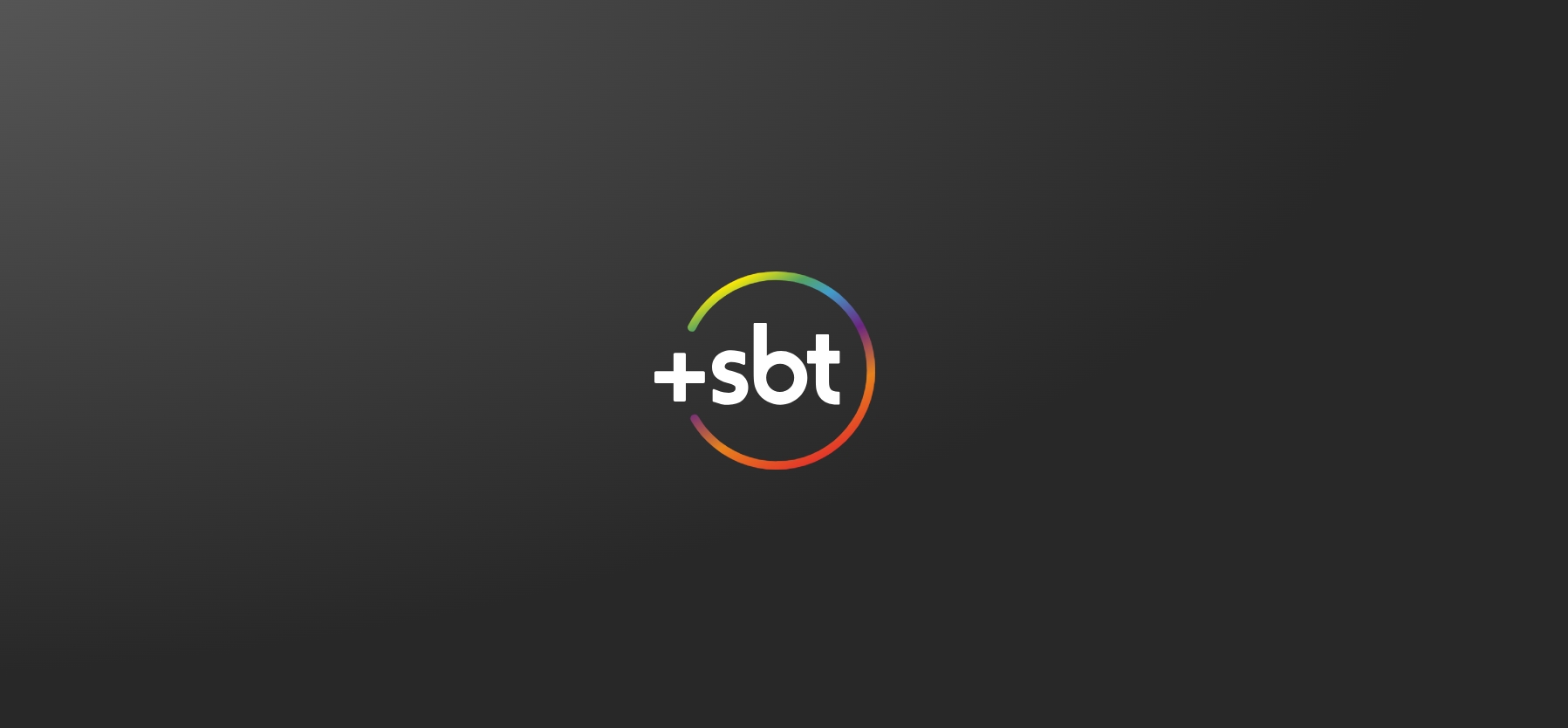 Logotivo da plataforma Mais SBT em um fundo escuro.
