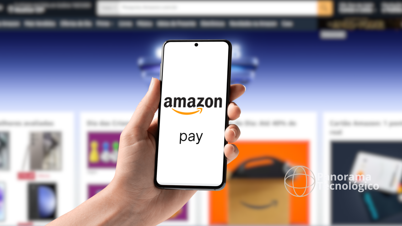 Uma mão segurando um smartphone com a tela exibindo o logotipo do “Amazon Pay” contra um fundo desfocado que apresenta vários elementos de compras online, incluindo um cabeçalho de página da web que lê “Amazon,” categorias de compras e parte de uma caixa de entrega da Amazon com o logotipo característico de sorriso da empresa. O foco no logotipo do Amazon Pay sugere um tema relacionado a pagamentos digitais ou comércio móvel.