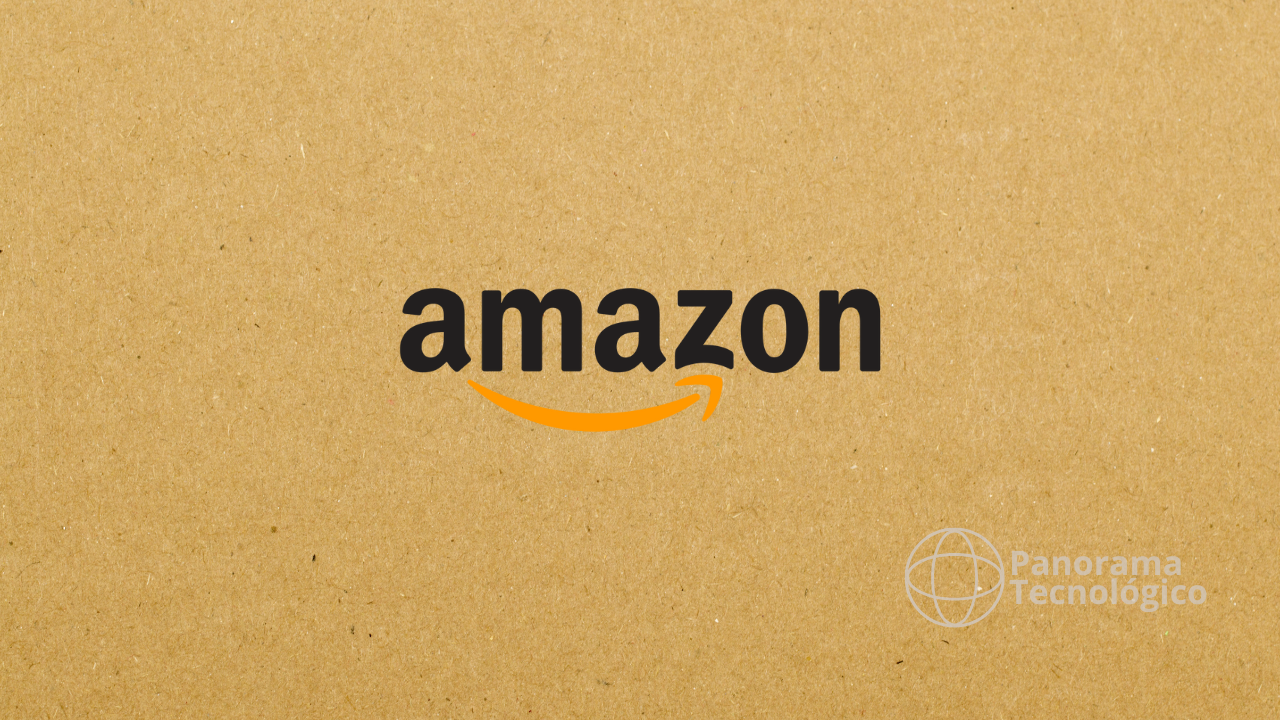 A imagem mostra o logotipo da varejista Amazon sobre um fundo de textura que remete a um papelão. Imagem ilustração Panorama Tecnológico.