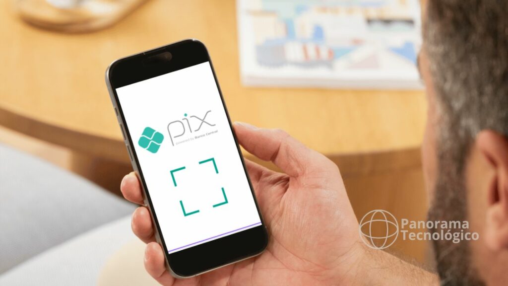 A imagem mostra uma pessoa segurando um smartphone com a tela exibindo o aplicativo 