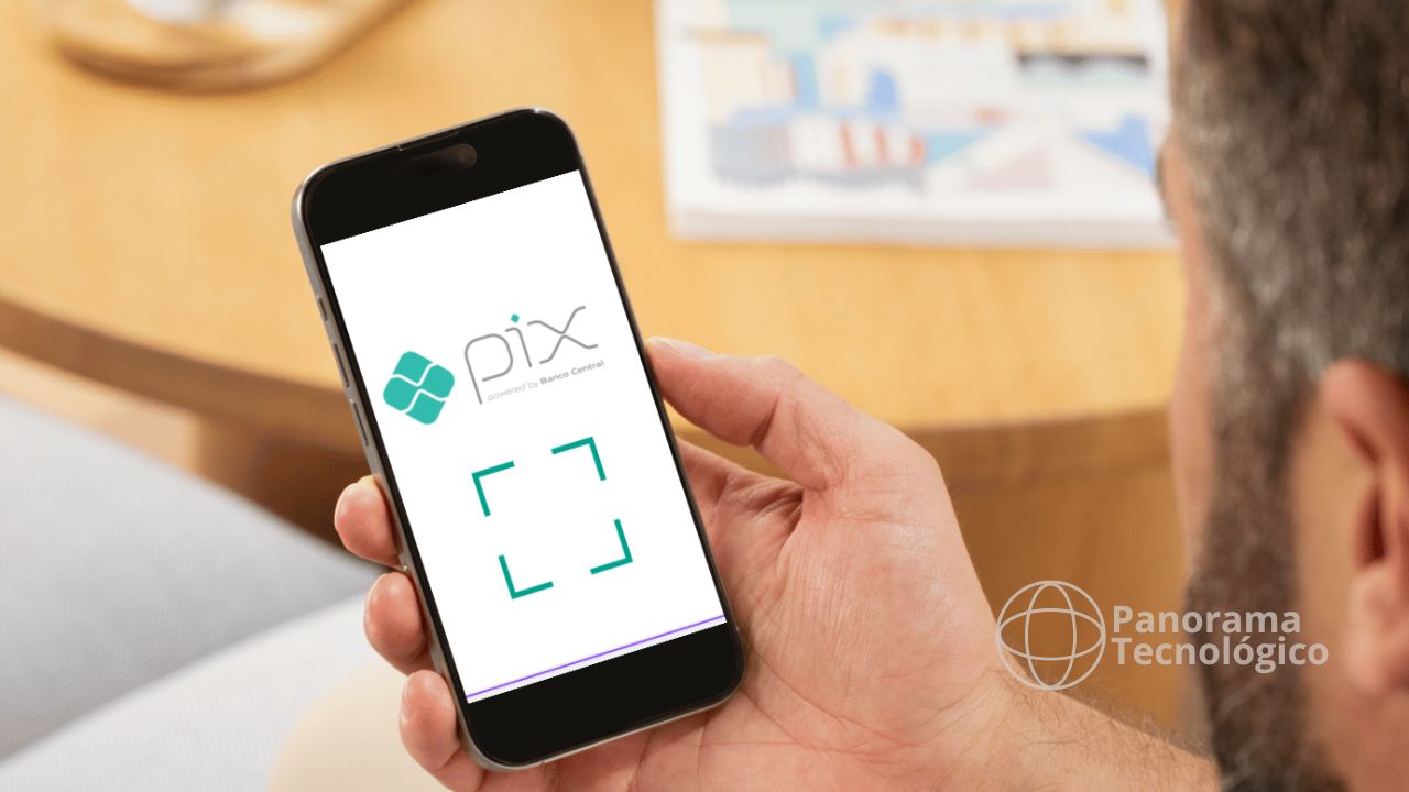 A imagem mostra uma pessoa segurando um smartphone com a tela exibindo o aplicativo 