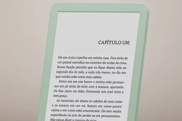 A imagem mostra o novo Kindle modelo 2024 da Amazon na cor verde Matcha. O dispositivo está posicionado de frente em cima de um plano sombreado de cor branca. Imagem: Amazon divulgação.