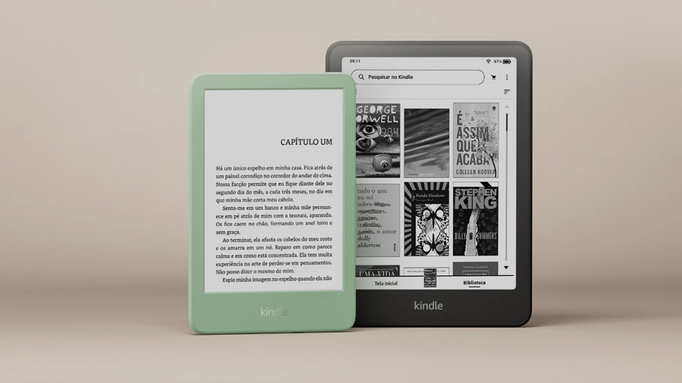 A imagem mostra os novos modelos de dispositivos Kindle da Amazon. De um lado, o novo Kindle 2024 compacto na cor verde Matcha e do outro um modelo de Kindle Paperwhite na cor preta. Ambos de pé em cima de um plano sombreado na cor branca. Imagem: Amazon digulgação.