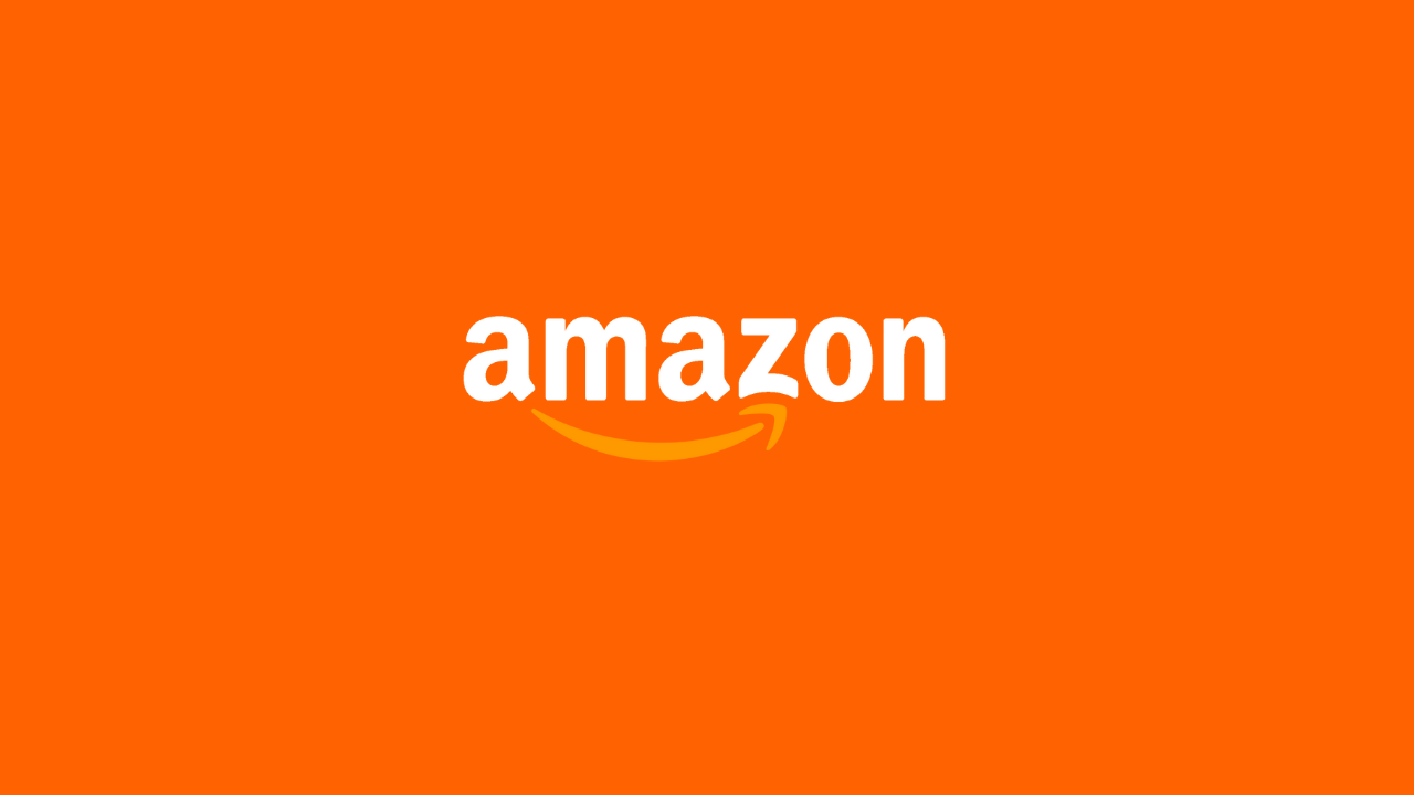 A imagem mostra um fundo na cor laranja com o logotipo da Amazon na cor branca e com o ícone da seta de seu logotipo na cor amarela.