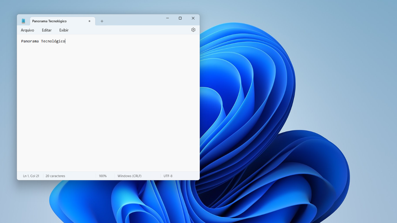 Janela do Bloco de Notas do Windows aberta em um computador com o sistema operacional Windows 11, exibindo o texto 'Panorama Tecnológico'. A interface do Bloco de Notas mostra os menus 'Arquivo', 'Editar' e 'Exibir' na parte superior. Ao fundo, o papel de parede padrão do Windows 11 com formas abstratas azuis está visível. Imagem: reprodução.