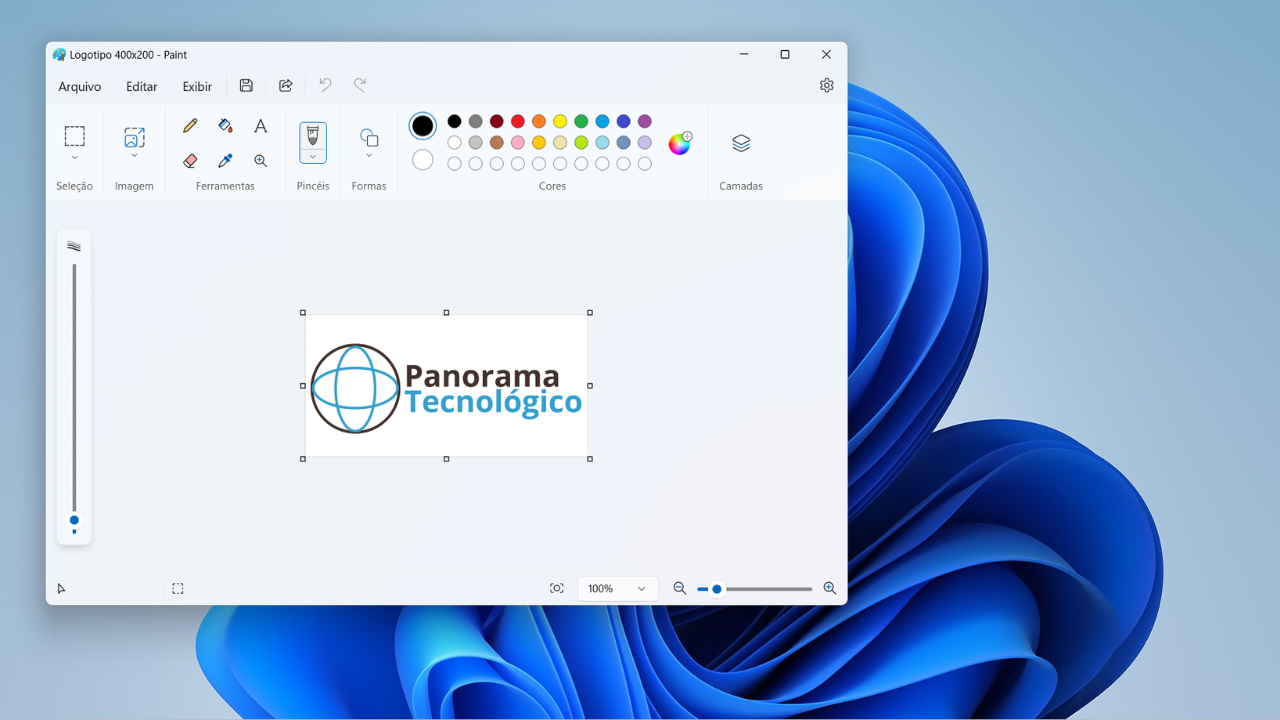 Interface do programa Paint no Windows exibindo um logotipo em edição. O logotipo consiste em um globo estilizado nas cores azul e marrom à esquerda, com o texto 'Panorama Tecnológico' ao lado. 'Panorama' está escrito em marrom e 'Tecnológico' em azul claro. A interface do Paint mostra várias ferramentas de edição, incluindo seleção, pincéis, formas e uma paleta de cores. Imagem: reprodução.