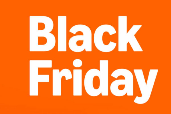 A imagem promocional da Black Friday 2024 da Amazon tem um fundo laranja vibrante com a frase 