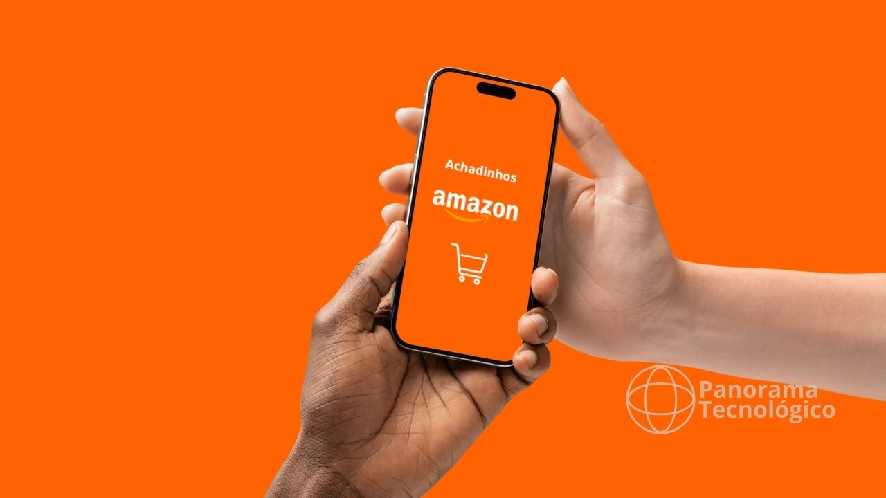 Duas mãos segurando um smartphone com a tela mostrando o logo da Amazon e a palavra