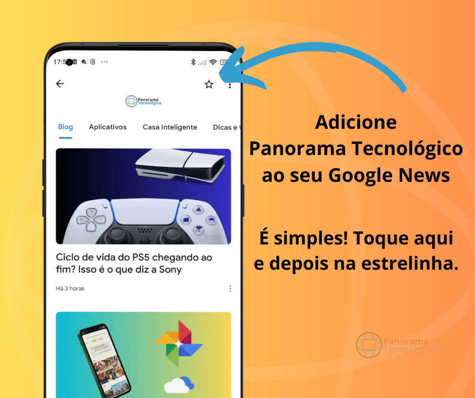 Imagem de um smartphone exibindo a página do site 'Panorama Tecnológico' no Google News. Uma seta azul aponta para o ícone de três pontos no canto superior direito da tela do smartphone, indicando onde tocar para adicionar o site ao Google News. À direita do smartphone, há um texto em português que diz: 'Adicione Panorama Tecnológico ao seu Google News. É simples! Toque aqui e depois na estrelinha.' A página do site no smartphone mostra uma notícia com o título 'Ciclo de vida do PS5 chegando ao fim? Isso é o que diz a Sony' e uma imagem de um console PlayStation 5 e um controle.