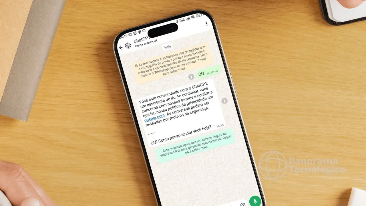 Imagem mostrando a interface do WhatsApp exibindo uma conversa com o ChatGPT. A conversa está em português e inclui uma saudação, introdução e informações sobre criptografia e políticas de privacidade. O smartphone está sobre uma superfície de madeira clara, ao lado de um bloco de notas com um logotipo do Panorama Tecnológico. Esta imagem destaca a integração do ChatGPT com o WhatsApp, demonstrando como assistentes de IA podem ser utilizados em aplicativos de mensagens para fornecer assistência e informações.
