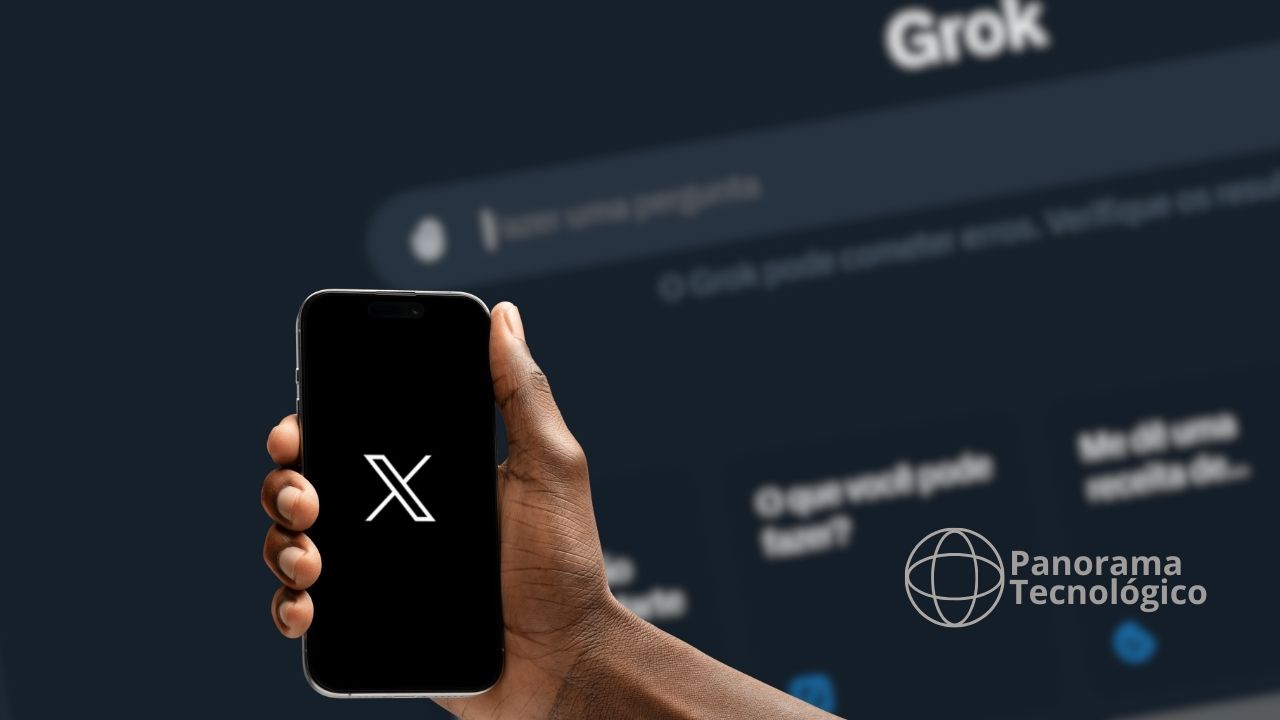 Imagem mostrando uma mão segurando um smartphone com a tela preta exibindo o logotipo branco da letra 'X'. Ao fundo, há uma tela desfocada com a palavra 'Grok' destacada na parte superior. Abaixo de 'Grok', há uma barra de pesquisa com o texto 'Faça uma pergunta'. O fundo também inclui o logotipo e o texto 'Panorama Tecnológico'. Imagem: ilustração Panorama Tecnológico.