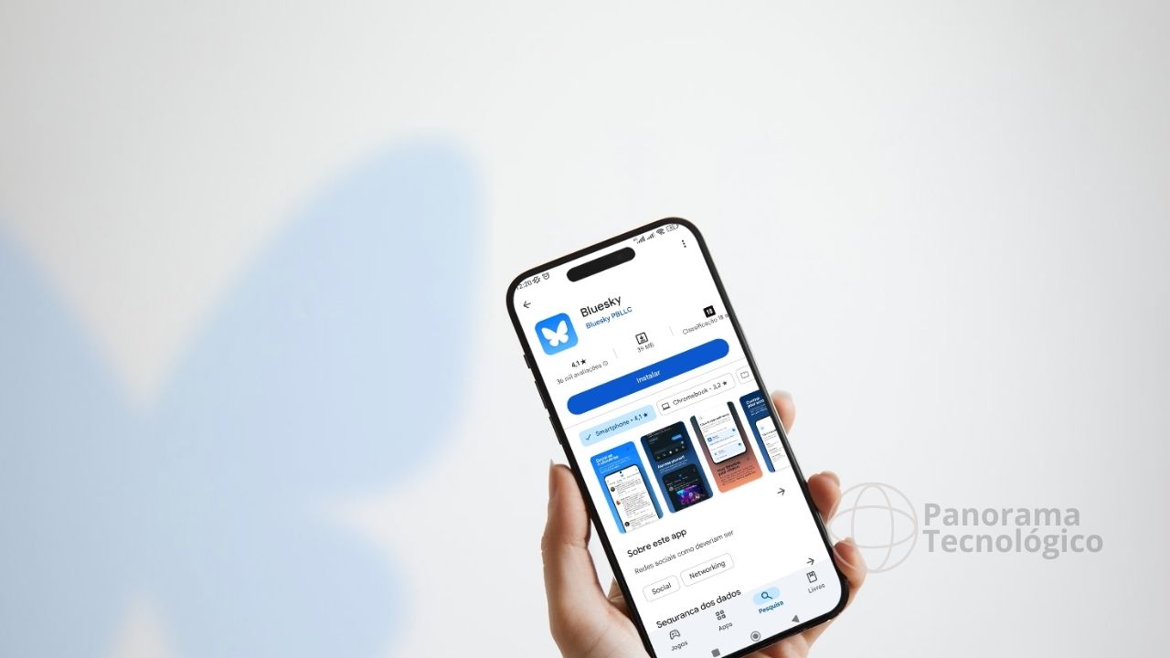 A imagem mostra uma mão segurando um smartphone que exibe a página do aplicativo Bluesky na Google Play Store. O aplicativo é desenvolvido pela Bluesky PBLLC e possui uma classificação de 4,1 estrelas. O botão de instalação está visível, e o tamanho do aplicativo é de 39 MB. Há capturas de tela da interface do aplicativo abaixo do botão de instalação. No fundo, há um logotipo azul de borboleta desfocado, e o texto 