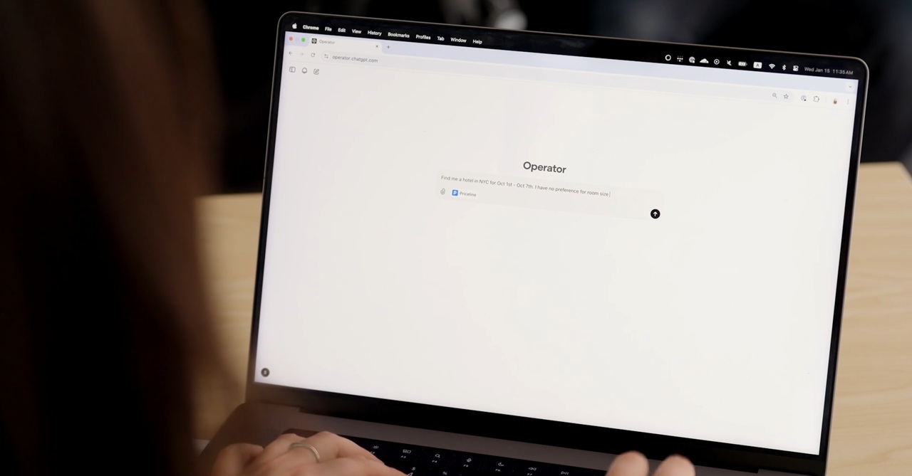 Uma pessoa está usando um laptop que exibe uma página da web com o título 'Operator'. A página contém a seguinte solicitação: 'Find me a hotel in NYC for Oct 1st - Oct 7th. I have no preference for room size'. Abaixo da solicitação, há um ícone do site Priceline. Imagem: OpenAI.