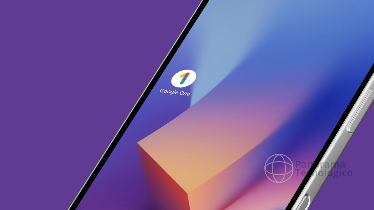 Um close-up da tela de um smartphone exibindo o ícone do aplicativo Google One. O ícone apresenta o número '1' multicolorido em um fundo circular branco, com o texto 'Google One' abaixo dele. O fundo da tela possui um gradiente de cores azul, roxo e laranja. A borda direita do smartphone é visível, mostrando o botão de energia. A imagem também inclui uma marca d'água no canto inferior direito que diz 'Panorama Tecnologico' com um ícone de globo.
