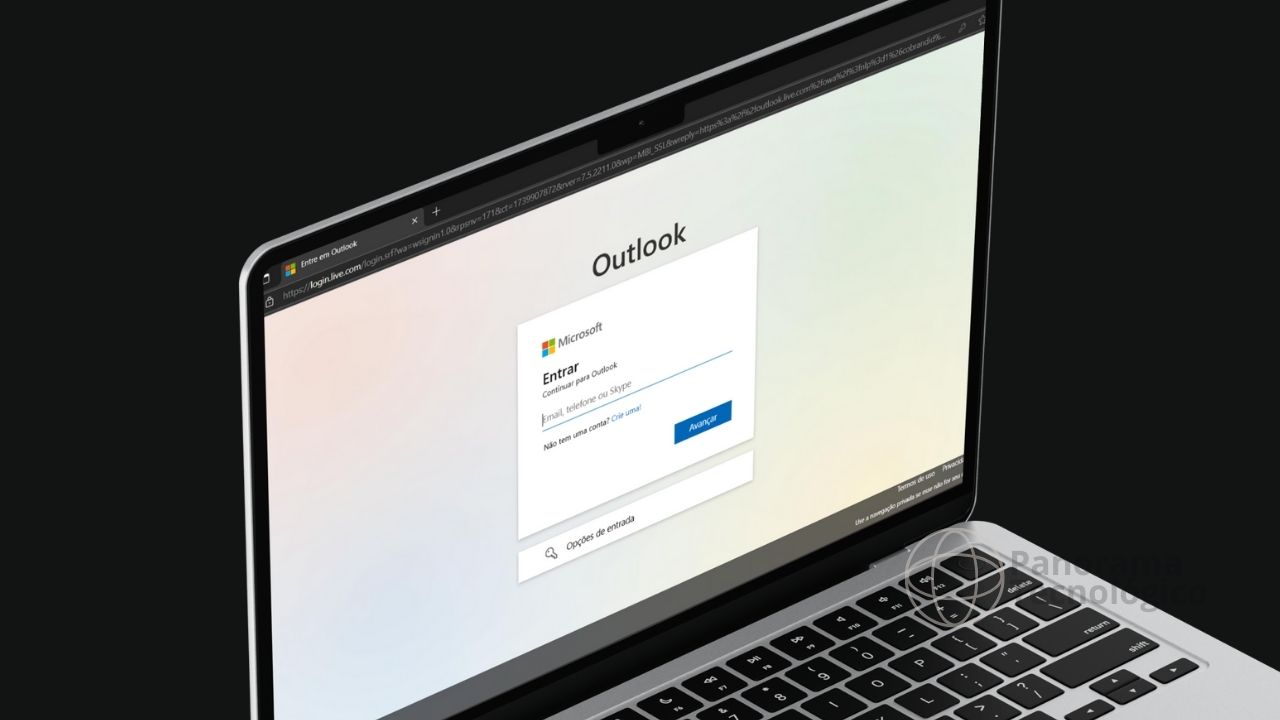 A imagem mostra um notebook sobre um fundo escuro exibindo a página de login do Microsoft Outlook aguardando a digitação das credenciais. No canto inferior direito tem o logotipo do Panorama Tecnológico. Imagem: ilustração Panorama Tecnológico.