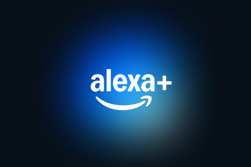 Imagem com fundo azul escuro e um gradiente de azul mais claro no centro, onde está escrito 'alexa+' em letras brancas. Abaixo do texto, há uma seta curva que se assemelha a um sorriso, também em branco. Créditos: Amazon divulgação.