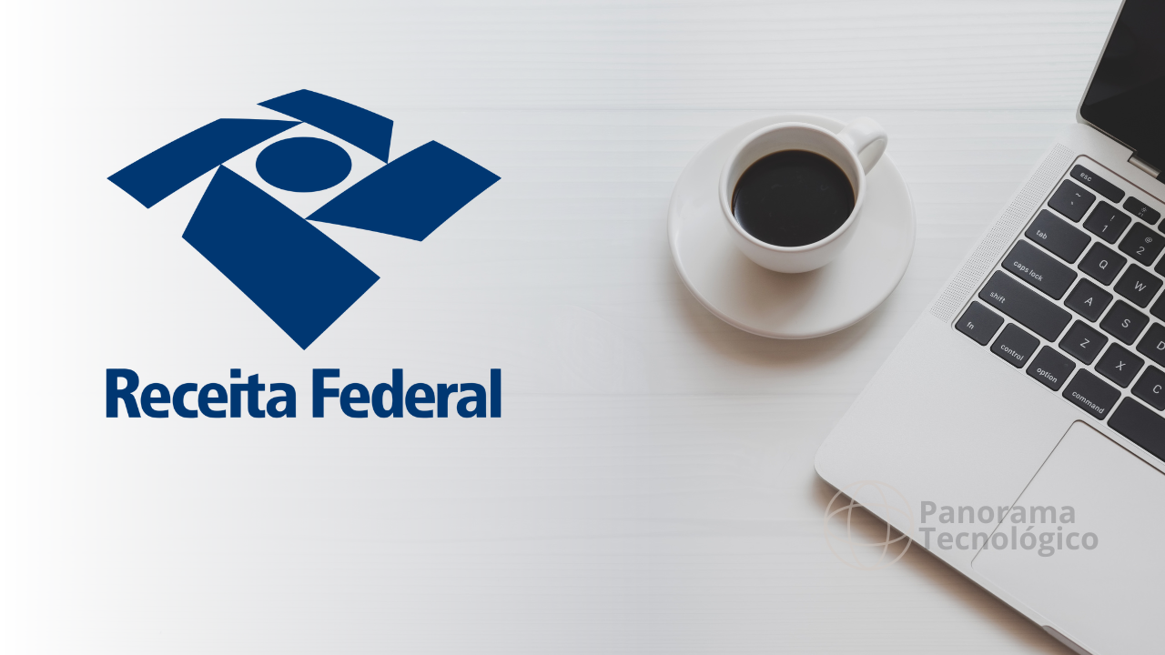 Uma logo da Receita Federal está localizada no lado esquerdo da imagem. A logo é composta por um design geométrico azul com o texto 'Receita Federal' abaixo. Do lado direito, há uma xícara branca de café preto sobre um pires ao lado de um teclado prateado de laptop. O fundo é uma superfície de madeira de cor clara. O texto 'Panorama Tecnológico' é levemente visível no canto inferior direito.