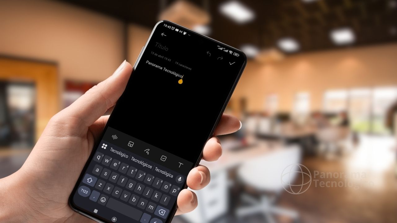 Uma mão segurando um smartphone em um ambiente moderno de escritório. A tela do smartphone exibe um aplicativo de notas com o título