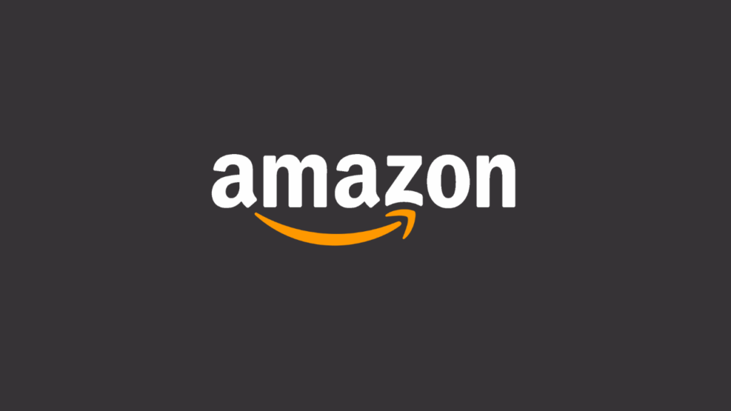 Logotipo da Amazon em fundo preto. O logotipo apresenta a palavra 'amazon' em letras brancas minúsculas, acompanhada por uma seta laranja em forma de sorriso que se estende da letra 'a' até a letra 'z'.