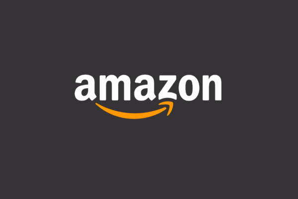 “Book Friday” da Amazon tem descontos de até 70% em livros e e-books Logotipo da Amazon em fundo preto. O logotipo apresenta a palavra 'amazon' em letras brancas minúsculas, acompanhada por uma seta laranja em forma de sorriso que se estende da letra 'a' até a letra 'z'.