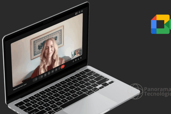 Google Meet terá tradução de fala em tempo real usando IA Um laptop exibindo uma chamada de vídeo com dois participantes. O participante principal aparece na tela com um quadro na parede ao fundo. A interface da chamada inclui botões para silenciar, encerrar a chamada e outros controles. O logotipo do Google Meet está visível no canto superior direito. O texto