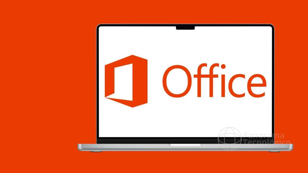 Um laptop com a tela exibindo o logotipo do Microsoft Office, composto por um ícone laranja de uma janela estilizada à esquerda e a palavra 'Office' à direita. O fundo da tela é branco, enquanto o plano de fundo da imagem é laranja. No canto inferior direito, há um texto semi-transparente que diz 'Panorama Tecnológico
