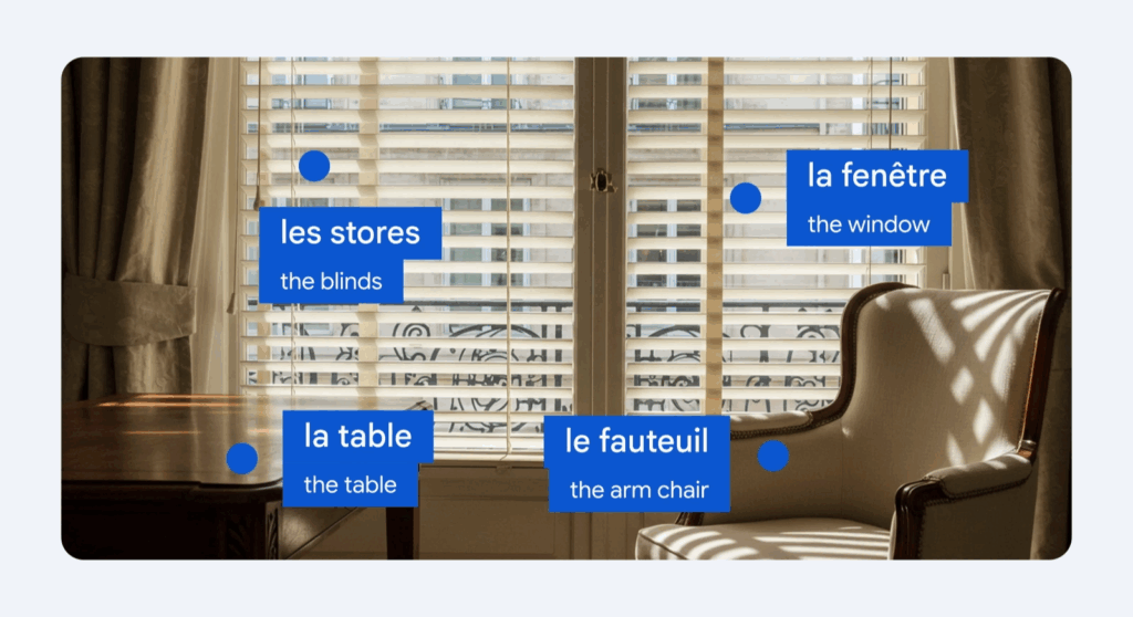 ma janela com persianas, uma mesa e uma poltrona, cada uma etiquetada com seu nome em francês e sua tradução para o inglês. As etiquetas presentes são: 'les stores' (as persianas), 'la fenêtre' (a janela), 'la table' (a mesa) e 'le fauteuil' (a poltrona). A imagem apresenta um estilo didático, auxiliando no aprendizado de vocabulário francês ao associar palavras com objetos comuns do dia a dia. Créditos: Google Labs.