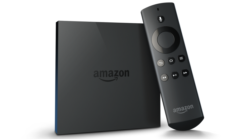 Dispositivo Amazon Fire TV de primeira geração, lançado em 2014, acompanhado de controle remoto preto com botões circulares e de navegação, ambos com o logotipo da Amazon. Créditos imagem: Amazon.
