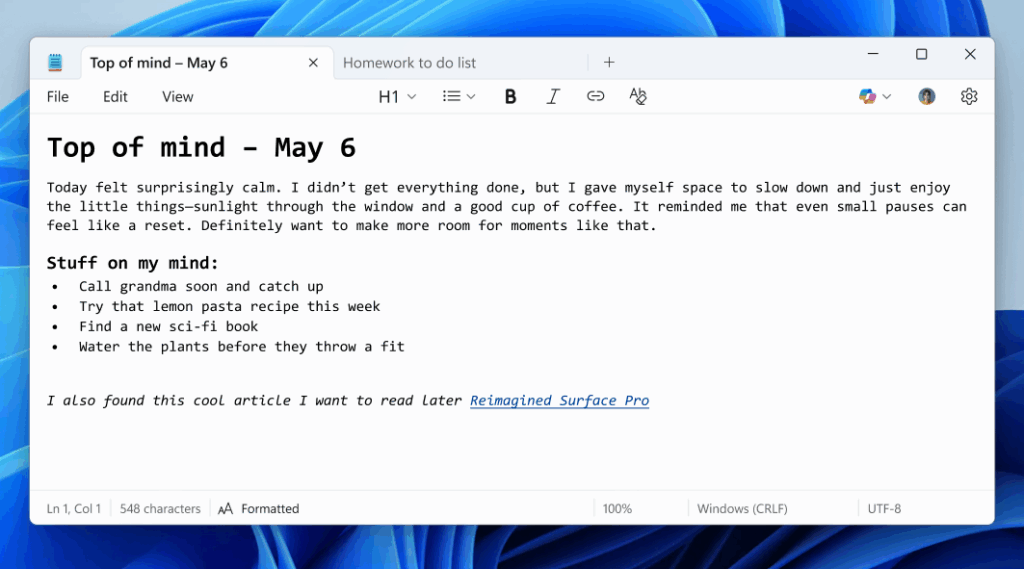 Captura de tela de um aplicativo de notas no sistema operacional Windows, exibindo uma lista de tarefas e pensamentos do dia 6 de maio. O texto reflete sobre um dia calmo e a importância de valorizar pequenos momentos, como a luz do sol e uma xícara de café. As tarefas incluem ligar para a avó, testar uma receita de macarrão com limão, buscar um novo livro de ficção científica e regar as plantas. Também há um link para um artigo sobre o Surface Pro. Créditos: divulgação Microsoft.