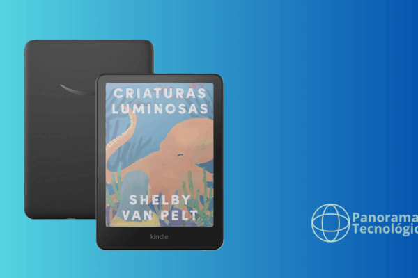 Novos dispositivos Kindle coloridos finalmente chega ao Brasil Imagem de dois dispositivos Kindle posicionados sobre uma superfície clara. O Kindle em primeiro plano exibe a capa do livro “Criaturas Luminosas” de Shelby Van Pelt, com ilustração em tons escuros e detalhes brilhantes. Ao fundo, há outro Kindle virado de costas, destacando sua parte traseira. No canto inferior direito da imagem, aparece o logotipo “Panorama Tecnológico” sobre um fundo azul em degradê.