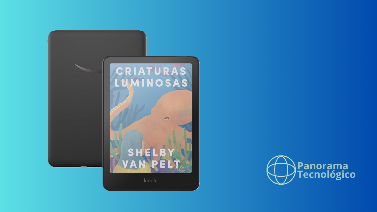 Imagem de dois dispositivos Kindle posicionados sobre uma superfície clara. O Kindle em primeiro plano exibe a capa do livro “Criaturas Luminosas” de Shelby Van Pelt, com ilustração em tons escuros e detalhes brilhantes. Ao fundo, há outro Kindle virado de costas, destacando sua parte traseira. No canto inferior direito da imagem, aparece o logotipo “Panorama Tecnológico” sobre um fundo azul em degradê.