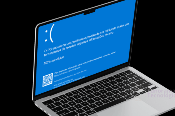 Microsoft reformula a icônica tela de erro do Windows Imagem de um laptop exibindo a 'tela azul da morte' (BSOD) do Windows em português. A mensagem informa que o PC encontrou um problema e será reiniciado após coletar informações do erro. Um código QR aparece no canto inferior esquerdo, com um link para mais detalhes sobre o problema. A tela também inclui uma mensagem em inglês com dados técnicos, incluindo o erro 'PAGE FAULT IN NONPAGED AREA' e a falha relacionada ao arquivo 'AcmeVideo.sys