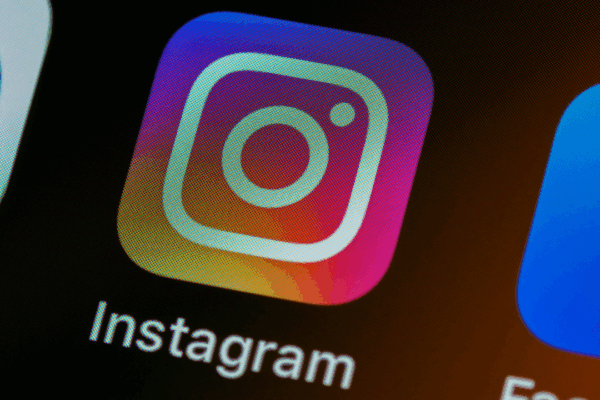 Instagram ganha recurso Repost, mapa de localização e mais Ícone do aplicativo Instagram exibido em um dispositivo móvel. O ícone tem formato quadrado com bordas arredondadas e apresenta um gradiente vibrante do roxo ao laranja, com uma câmera estilizada ao centro. Abaixo, aparece o nome